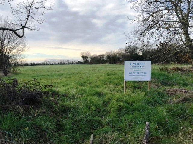 LE BOURDET - TERRAIN A BÂTIR  -